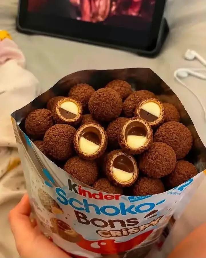 khaobluej's tweet photo. GENTE, TEM SCHOKO-BONS EM PACOTE???? aquelas bolinhas que eu implorava pra aparecer no Kinder Joy e agora eu descubro que dá pra comprar um pacote só delas KKKKKK EU TÔ EM CHOQUE https://t.co/yYKdzDoRbr