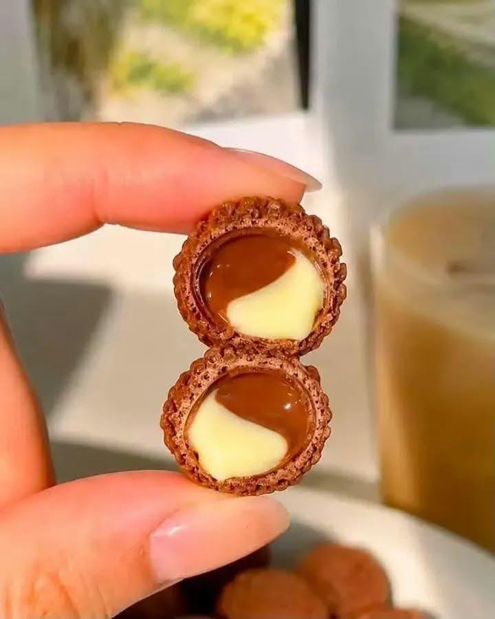 khaobluej's tweet photo. GENTE, TEM SCHOKO-BONS EM PACOTE???? aquelas bolinhas que eu implorava pra aparecer no Kinder Joy e agora eu descubro que dá pra comprar um pacote só delas KKKKKK EU TÔ EM CHOQUE https://t.co/yYKdzDoRbr