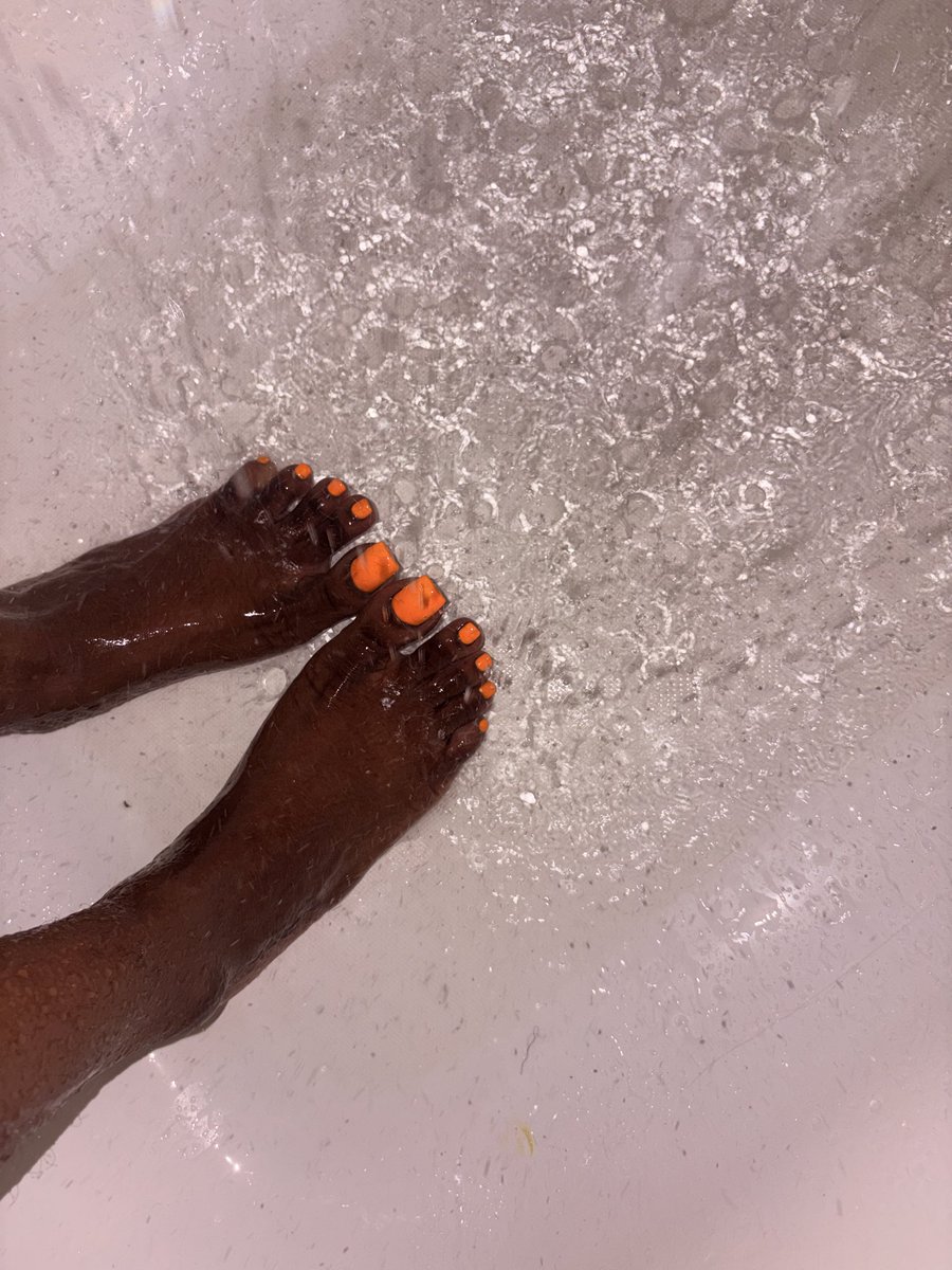 Tinatoes29's tweet photo. New nails and toes 🧡 #atlfeet #findom #soles https://t.co/vpMRPBOkgc