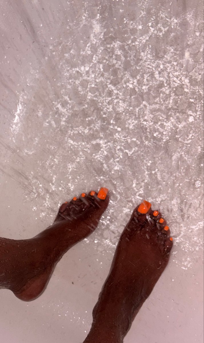 Tinatoes29's tweet photo. New nails and toes 🧡 #atlfeet #findom #soles https://t.co/vpMRPBOkgc