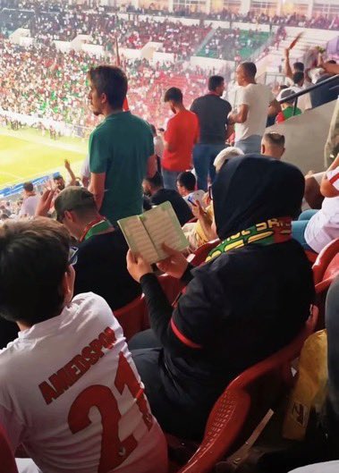 avcciifiratt's tweet photo. Bazı Amedspor taraftarlarının maç boyunca Kur’an okuduğu görüldü.
#AMDvBJK https://t.co/ZOG0nY6Efg