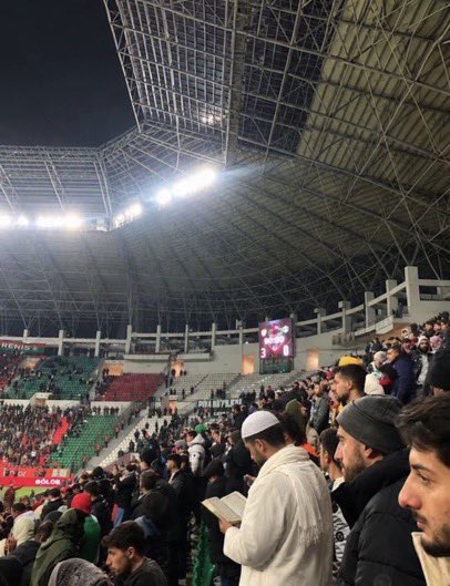 avcciifiratt's tweet photo. Bazı Amedspor taraftarlarının maç boyunca Kur’an okuduğu görüldü.
#AMDvBJK https://t.co/ZOG0nY6Efg