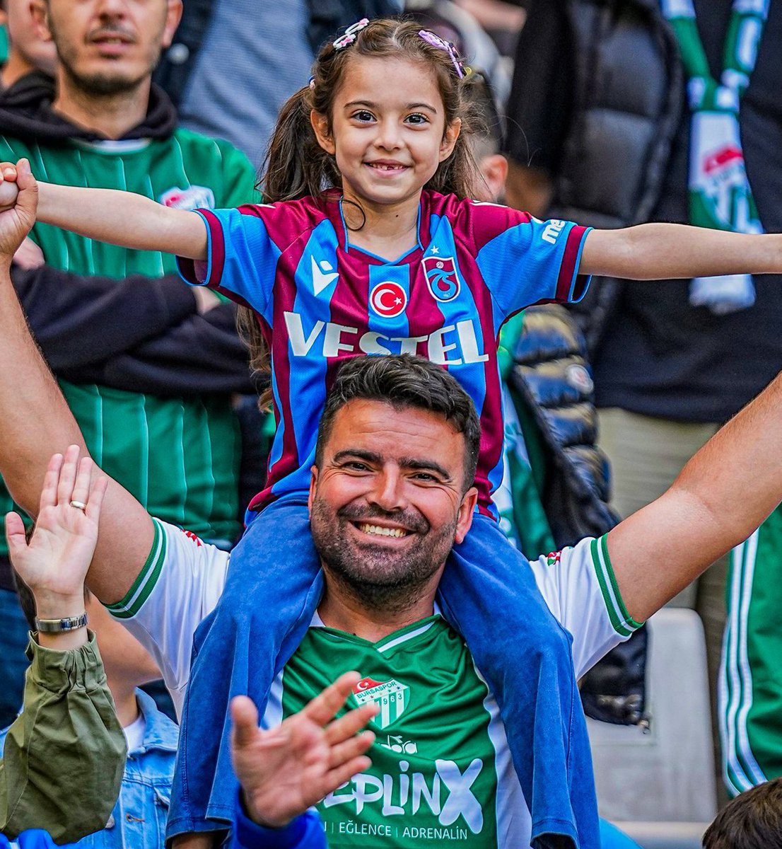 Marco6121's tweet photo. Bursasporlu bir baba ve Trabzonsporlu kızının güzel görüntülerini bir kez daha buraya bırakalım. Helal olsun. https://t.co/wOfUH1lyBV
