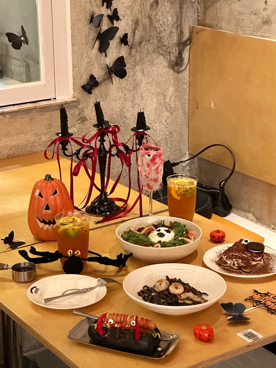 theyredeadz's tweet photo. Halloween feast alert! Spooky pumpkin mac n’ cheese and caramel apple bites to haunt your taste buds tonight  Grab your plate and join the fun! https://t.co/SfPyZdFaGr