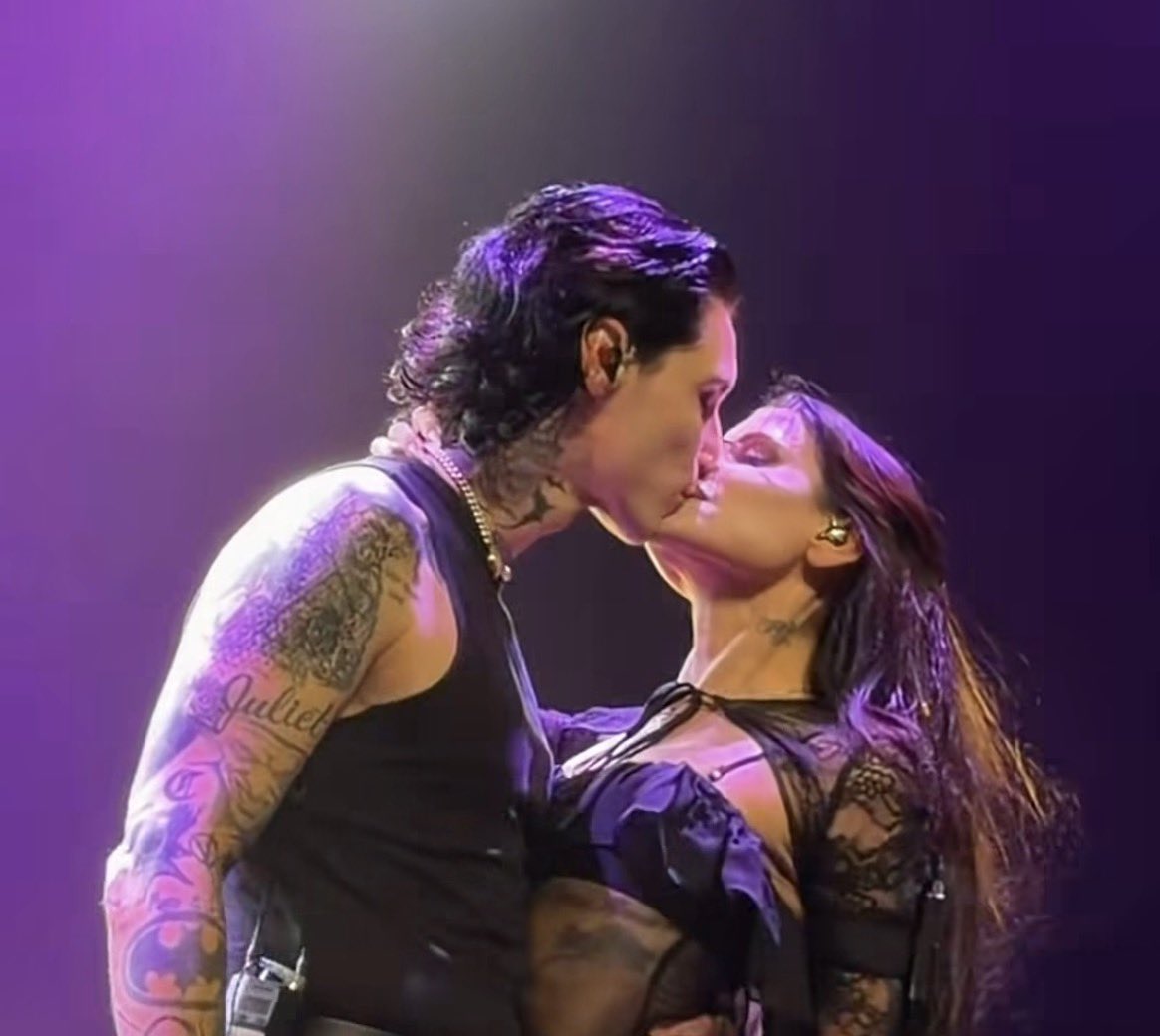 loveforjuliet's tweet photo. já pensou o bvb estoura justamente por causa de cut e da química dos dois no palco???? 

como ficaria a cabecinha das malucas que vivem falando que a juliet usa o andy por fama? https://t.co/8KsFvpl73v
