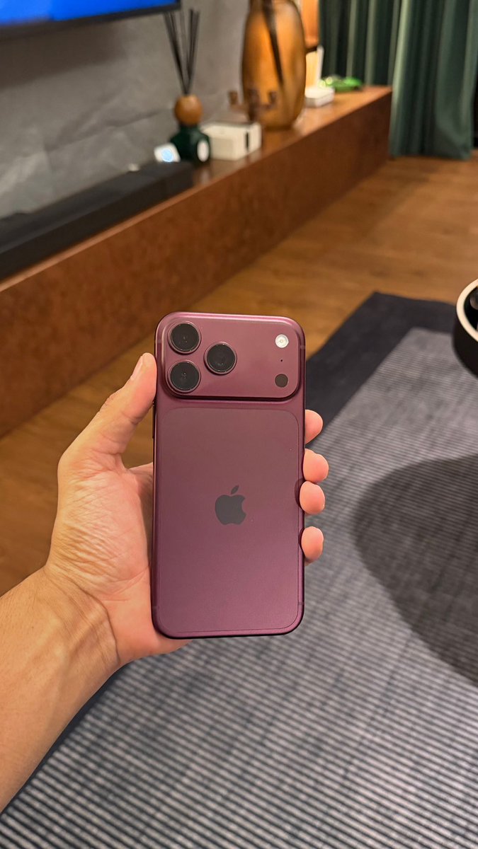 MrSaa3d's tweet photo. بعد تجربتي للـ iPhone 18 Pro وPro Max.. هل يستاهل الترقية؟

إذا معك iPhone 17 Pro ما راح تشوف فرق كبير، وحتى الـ16 للحين جهاز جبار.

أبرز اللي لاحظته بالـ18 :
• الحرارة ممتازة والجهاز أغلب الوقت بارد حتى مع الاستخدام المكثف، لكن الفرق عن الـ17 مو كبير.
• البطارية أفضل شوي من الـ17.
• الكاميرا ما فيها فرق كبير بالجودة، لكن فتحة العدسة المتغيرة حسّنت العزل، وتقدر تثبت الفوكس على الشي اللي تبيه.

بالنهاية إذا معك iPhone 16 أو 17 وبطاريتك زينة؟ أشوف التغيير مو ضروري.

وإذا حالة البطارية نزلت عن الـ85 وحسيت جهازك يعلق غيرها، بـ300 ريال تقريبًا وكمّل على جهازك " وترا فعلاً جهازك بيصير سريع لان البطارية شي مهم للمعالج وسرعة الجهاز .