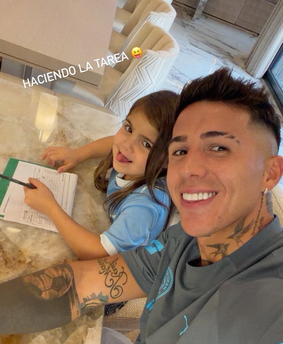 julienzismo's tweet photo. haciendo la tarea 😝 pone el tipazo como no te voy a amar enzo fernández https://t.co/eoOZLFlFT4