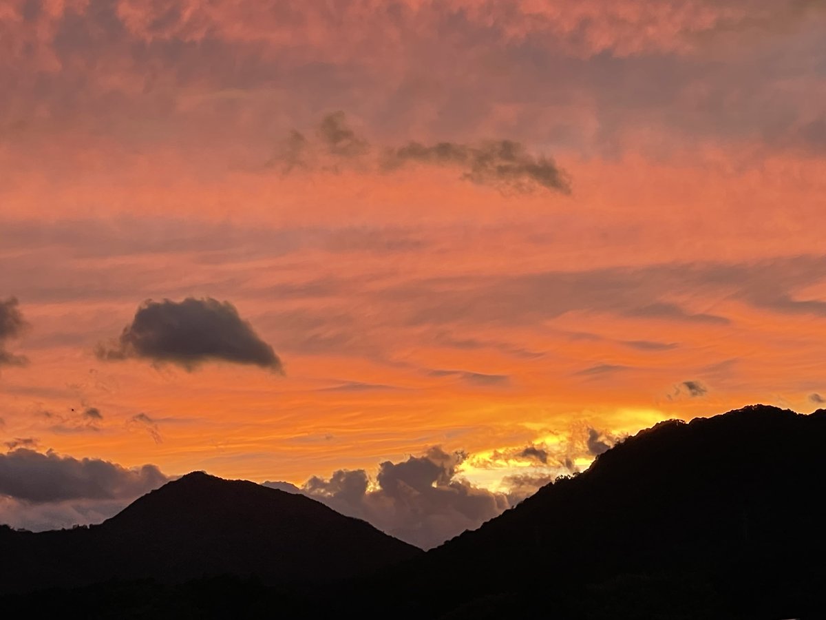 macendo's tweet photo. いろんなSNSで話題���なっている昨日の夕焼け。京都府福知山市付近にて。 https://t.co/gYBYzaWByt