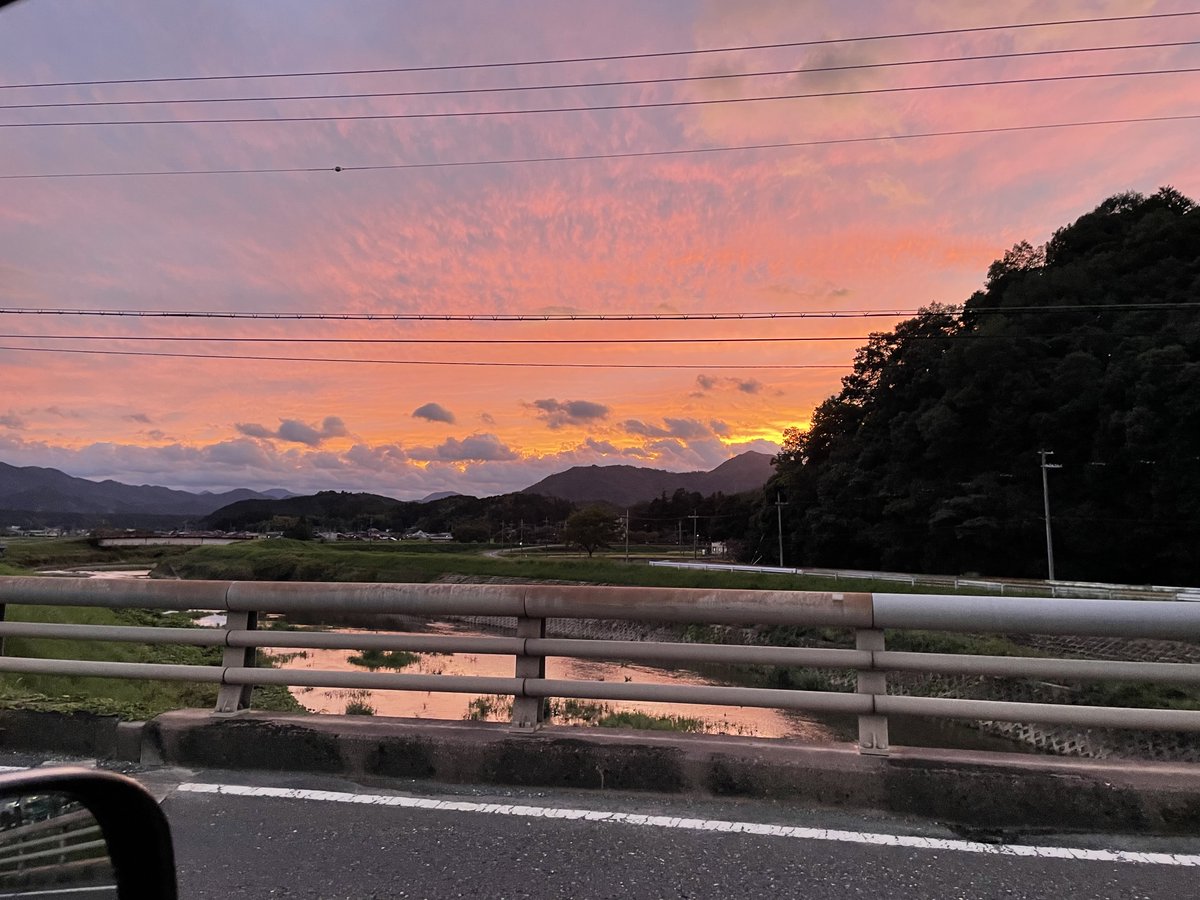 macendo's tweet photo. いろんなSNSで話題���なっている昨日の夕焼け。京都府福知山市付近にて。 https://t.co/gYBYzaWByt