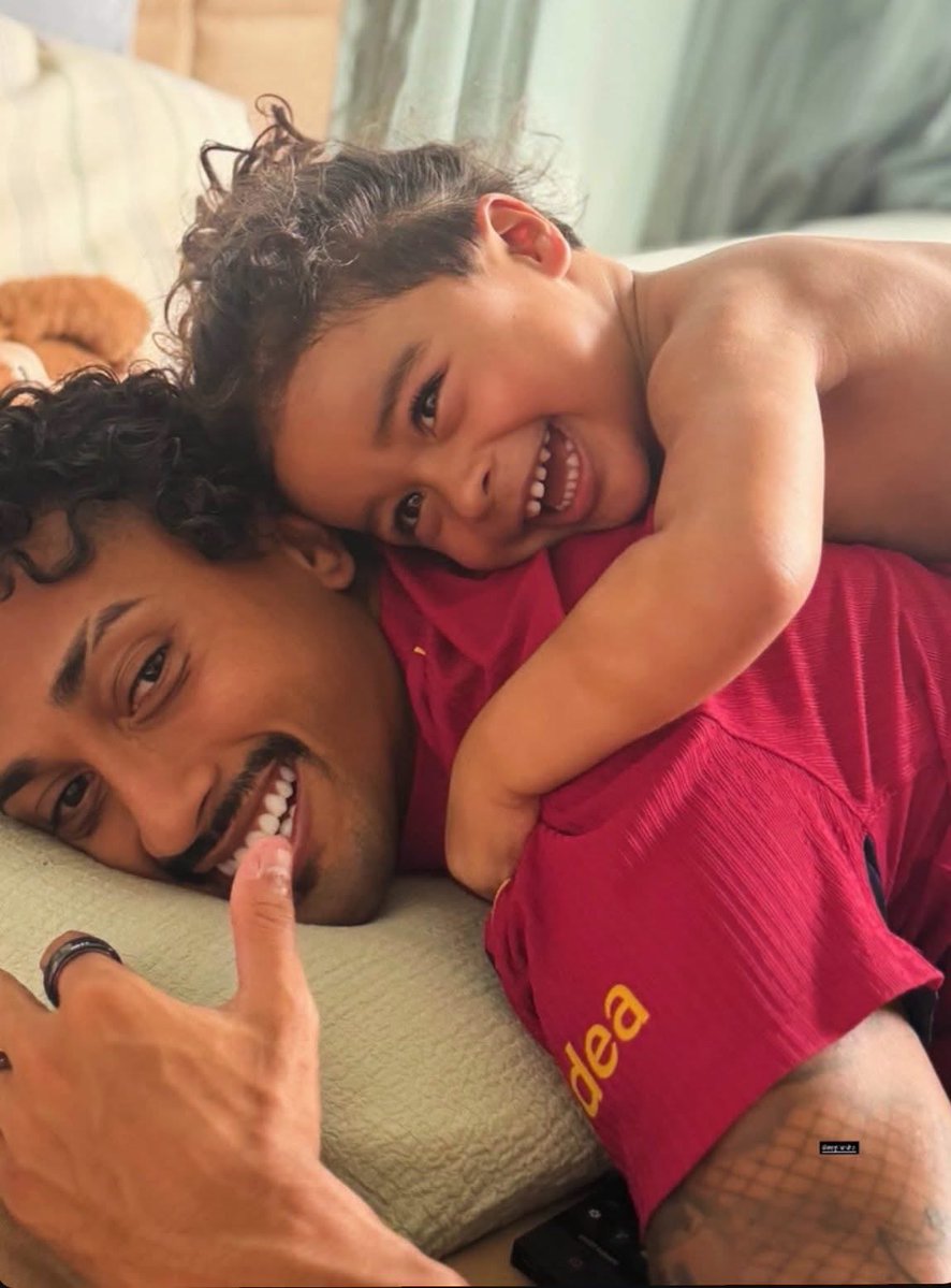FRBarca_'s tweet photo. 💙❤️ ​​Raphinha avec son fils Gael. https://t.co/vg1wPmotCz