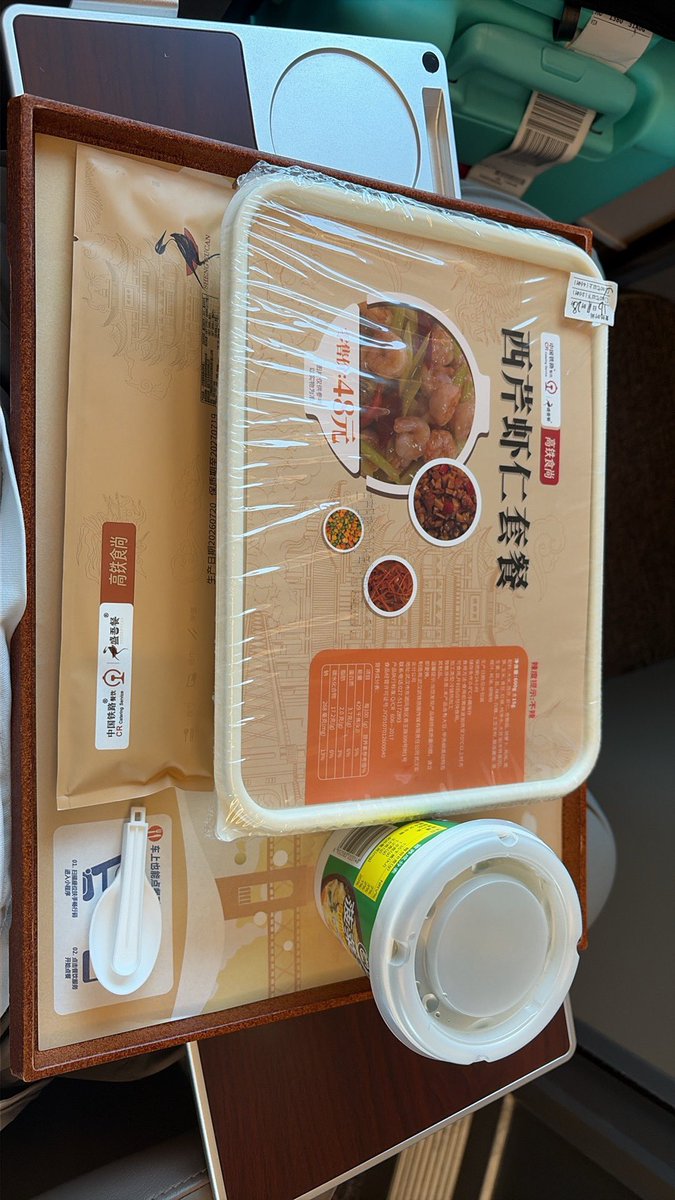 nilinxue's tweet photo. @xifanghong 沈阳局的菜确实还凑合，上次吃武汉局的我差点以为我在吃猪食
其实高铁可以直接点沿途外卖吃，很多时候比铁路餐好吃 https://t.co/KCHzeRl55u