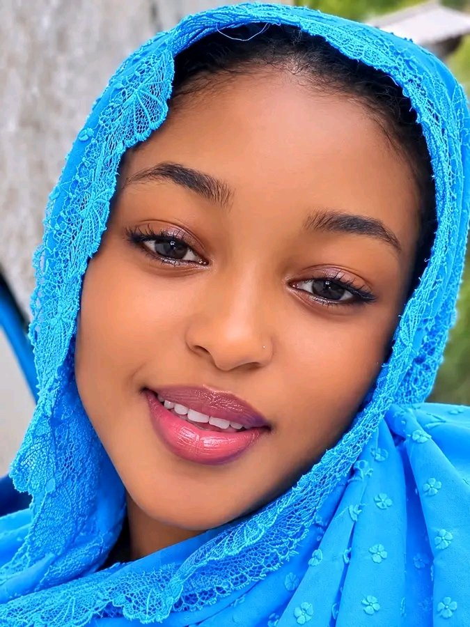 Aishamuhdd's tweet photo. I need a poor boyfriend any one 💔 https://t.co/s6IYhrvHCO