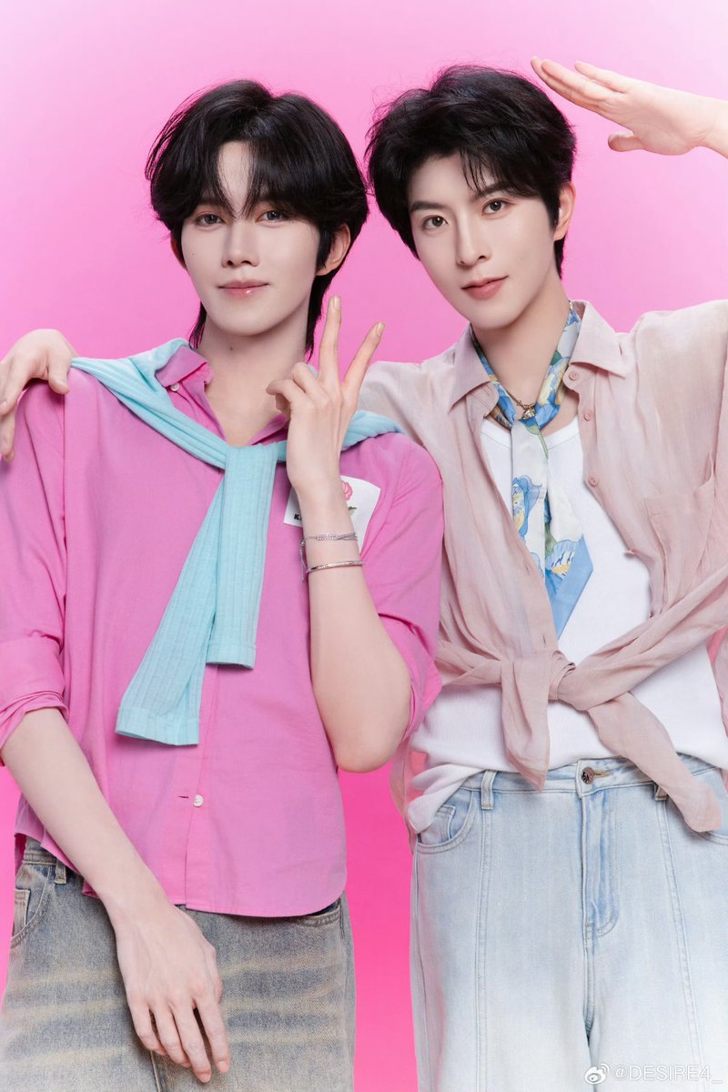 XINGQIUMX's tweet photo. 【190926】DESIRE4 en Weibo

1er aniversario.
Un año caminando juntos, ¡y el amor por lo que hacemos sigue intacto!
Quien tiene amor a su lado nunca está solo; quien tiene un sueño que perseguir nunca deja de avanzar. 
+

[1/2]

#Desire4 #I4Cream #XingQiu #XingQiu #星邱 #XINGQIUMX https://t.co/eRg34RT0U8