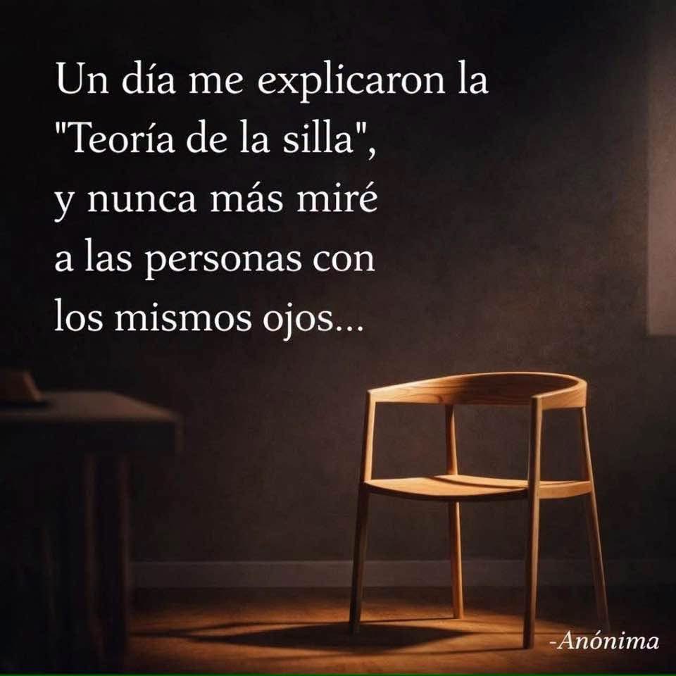 iqsolita's tweet photo. LA TEORÍA DE LA SILLA

Hubo un momento en mi vida en el que alguien me habló de la teoría de la silla. No fue una charla larga ni solemne, pero me cambió la forma de entender mis relaciones… y mi lugar en ellas. Desde entonces, dejé de preguntarme por qué tenía que esforzarme tanto para encajar.

La teoría es sencilla, pero incómodamente honesta:
todas las personas tienen una mesa en su vida.
Y cuando alguien te valora de verdad, no duda en sacarte una silla.

Te hacen espacio sin que lo pidas.
Te miran cuando llegas.
Se mueven, se acomodan, te incluyen.
Tu presencia no se discute, no se negocia, no se pone a prueba. Simplemente es bienvenida.

Pero también existen otras mesas.
Mesas donde te dejan de pie.
Donde tu presencia parece estorbar.
Donde te observan como si tuvieras que demostrar que mereces sentarte.
Mesas donde tienes que encogerte, callarte o esperar… para no incomodar.

Y aquí viene la verdad que cuesta aceptar:
si tienes que pedir tu silla una y otra vez,
si tienes que insistir para ser visto,
si tienes que esforzarte para no quedar fuera…
el problema no eres tú.

Estás en la mesa equivocada.

No luches por espacios donde te tratan como un añadido.
No supliques atención donde tu ausencia no cambiaría nada.
No te quedes donde tu presencia incomoda.

Ve donde tu presencia suma.
Ve donde tu lugar está claro incluso cuando no hablas.
Ve donde tu silla ya está puesta.

Porque tu silla existe.
Y no tienes que ganártela.
Solo tienes que sentarte en la mesa correcta.