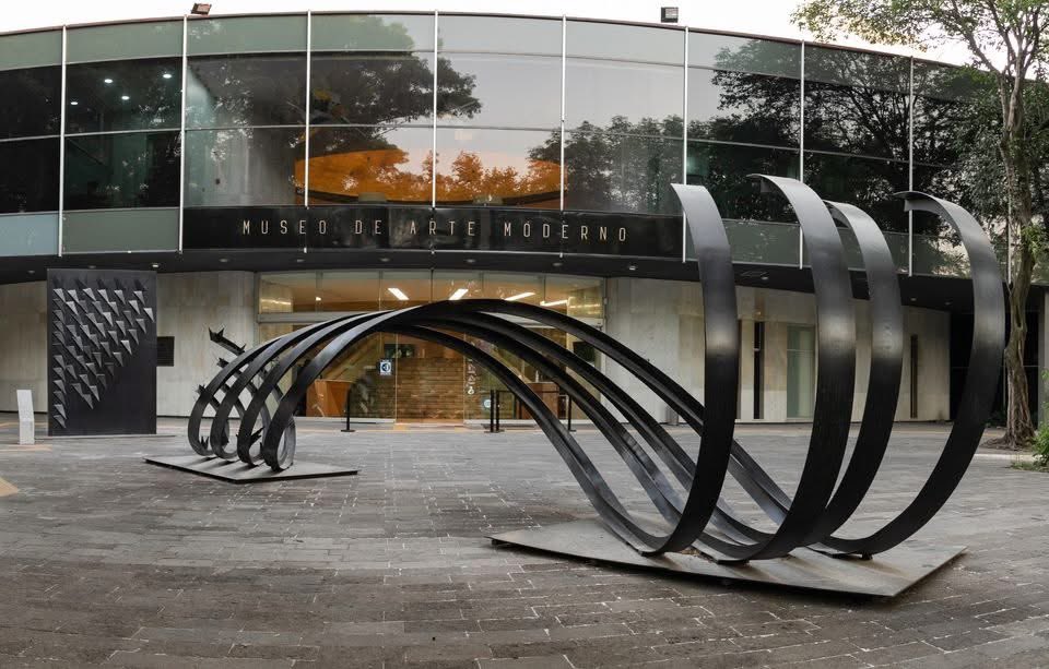 SECTUR_mx's tweet photo. 🖼️✨ #UnDíaComoHoy de 1964, abrió sus puertas el Museo de Arte Moderno en la #CDMX, un espacio dedicado a resguardar, difundir y celebrar lo mejor del arte mexicano del siglo XX. 🇲🇽🎨

Con obras icónicas de artistas como Frida Kahlo, Diego Rivera, David Alfaro Siqueiros y Remedios Varo, este museo se ha convertido en un referente cultural que inspira a generaciones. 🌟

Visítalo en el Bosque de Chapultepec y descubre un recorrido por la historia, la creatividad y la identidad de México. 🙌