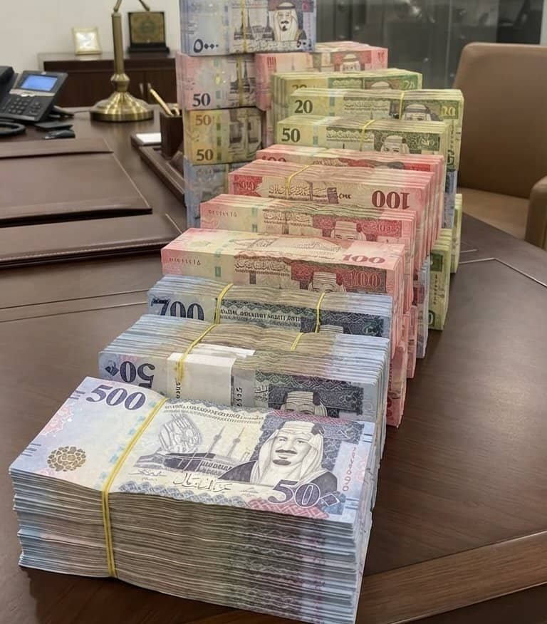 zkpm_gr's tweet photo. 💸 لو دخل في حسابك اليوم
 1,000,000 ﷼... وش أول قرار بتتخذه؟ 

① سداد ديون
 ② بيت 
③ مشروع 
④ استثمار https://t.co/8yoVBfMfME