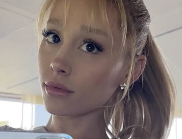 fanciefull's tweet photo. when Ariana randomly decided to bring back the bangs in 2023 https://t.co/LXYEq7OZ3a
