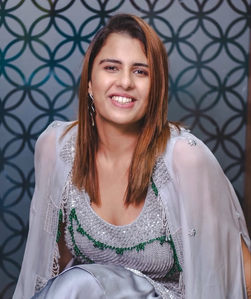 White_Ghost_011's tweet photo. Same Same but defferent.🥹😭

#RhitiTiwari #BB20 #QaziTouqeer https://t.co/0d3WMo2MNN