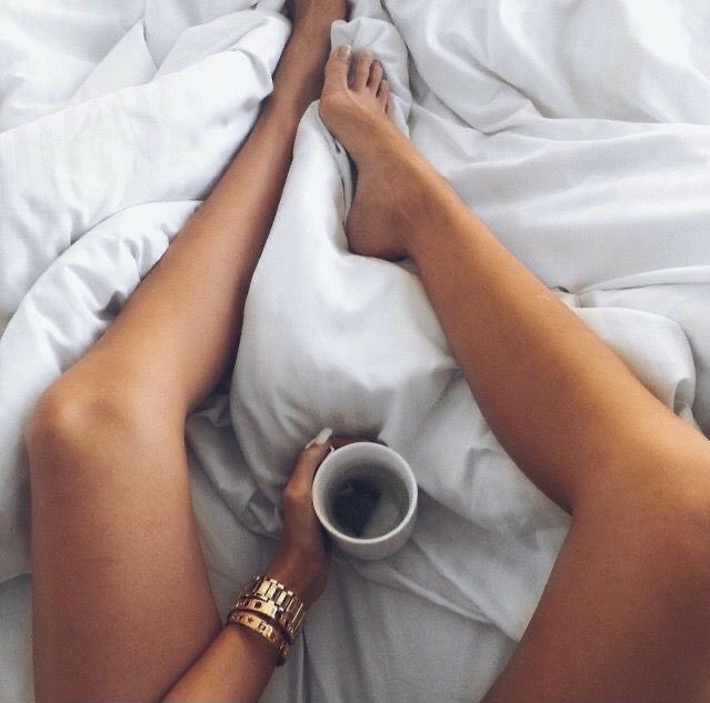 Frxstbitess's tweet photo. Your Queen’s well-deserved late morning this #SeductiveSunday. https://t.co/RQwAWLiduu