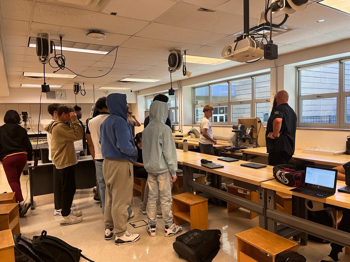 EHS_Hornets's tweet photo. This week in Tech Ed classes so many great things were going on. Students were learning how to use a miter saw and how to program a CNC machine as well as how to properly take photographs for different effects. Awesome stuff going on in our high school!￼ https://t.co/msXffWklM0