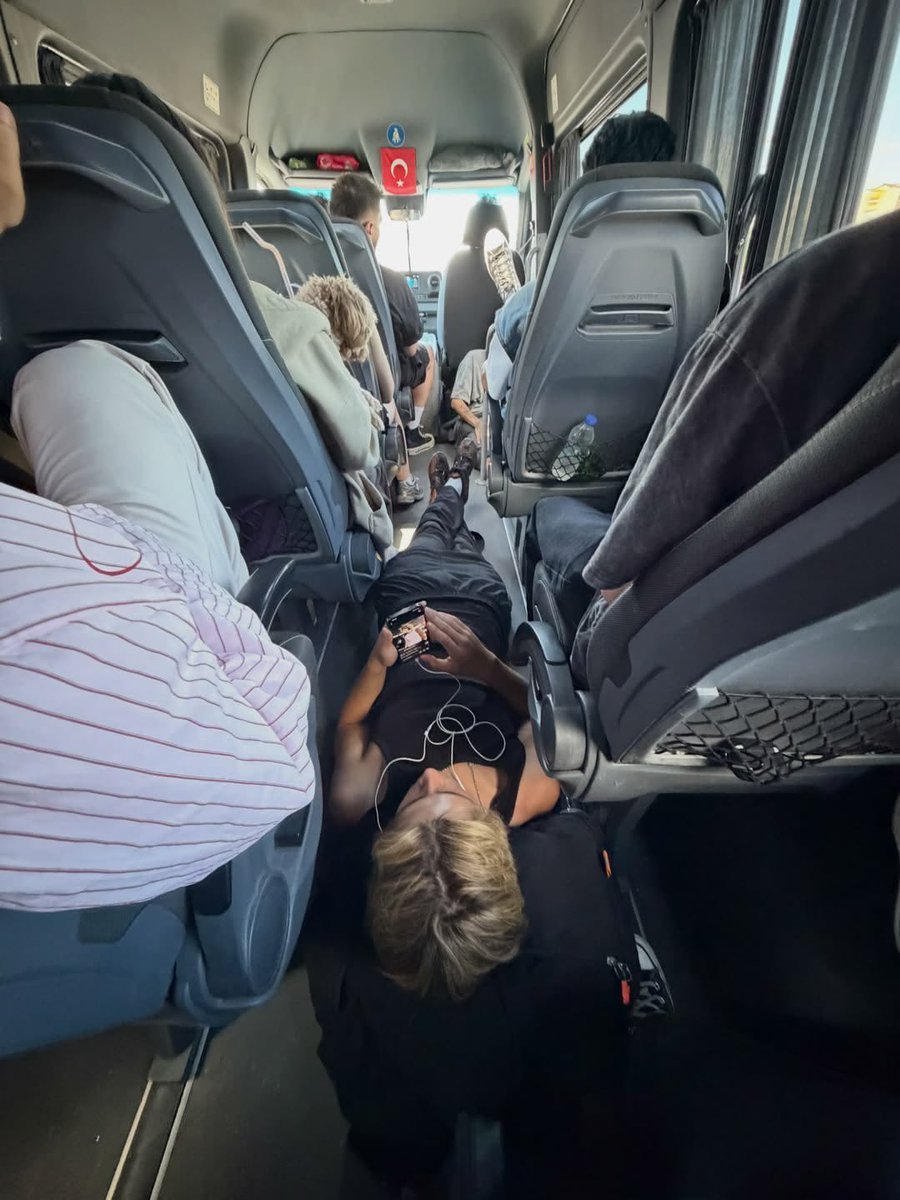 Egleenn's tweet photo. Siz güneşli odayı alın o her yerde uyuyabilir 

#MilanDay https://t.co/Thl9ig7pCM