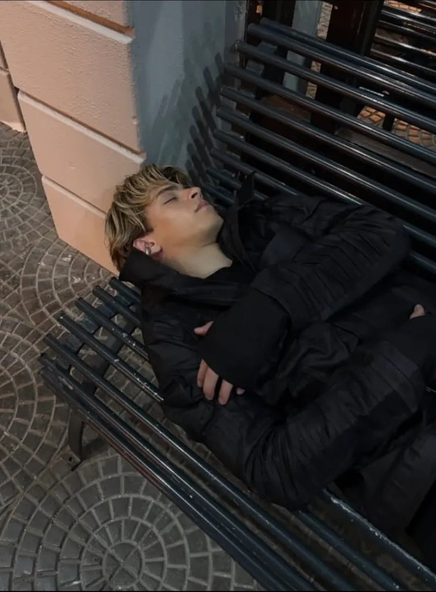 Egleenn's tweet photo. Siz güneşli odayı alın o her yerde uyuyabilir 

#MilanDay https://t.co/Thl9ig7pCM