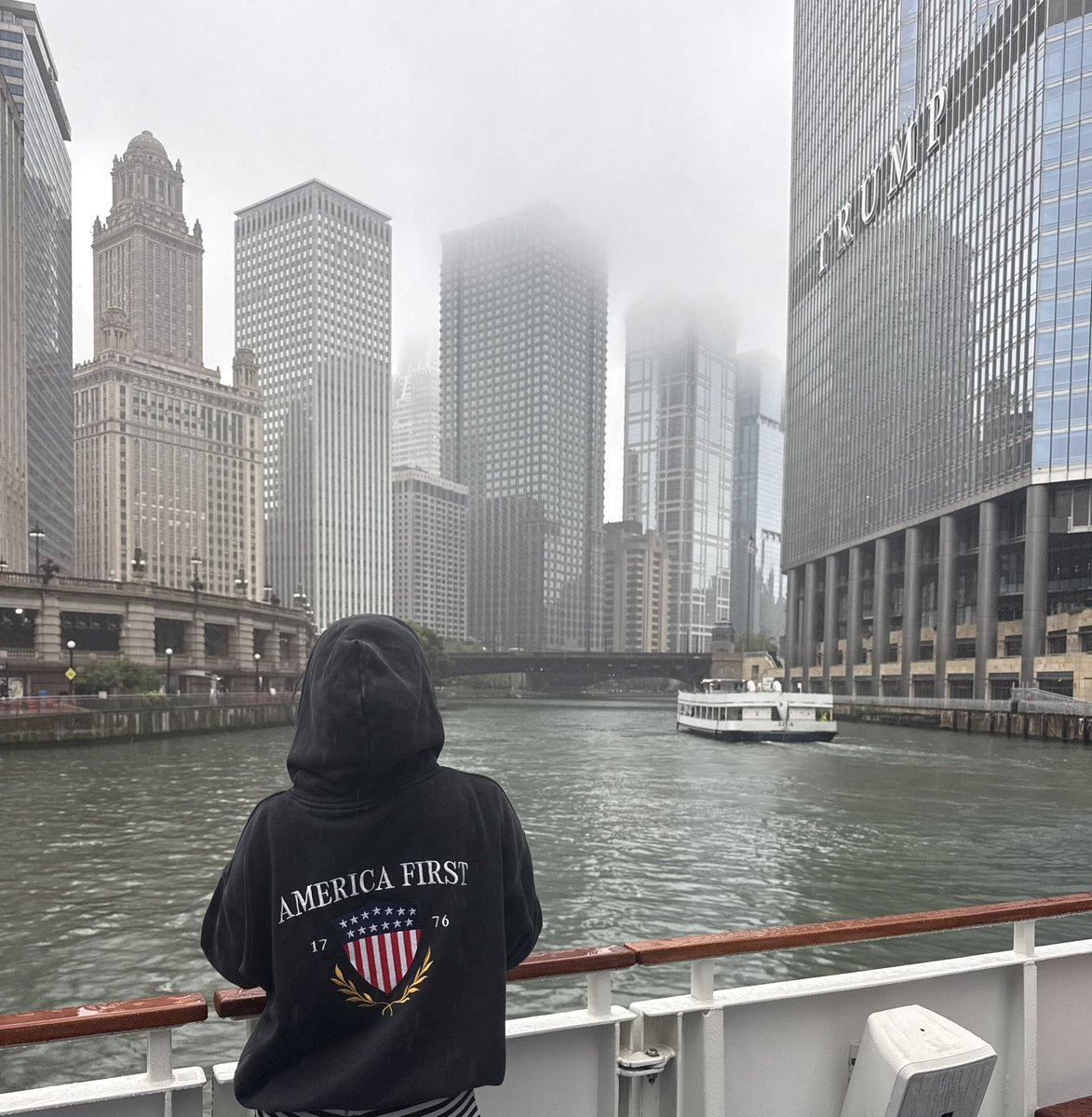torturedegirl's tweet photo. Chicago First!🇺🇸🌧️❤️‍🔥 https://t.co/hwItLtpRBf