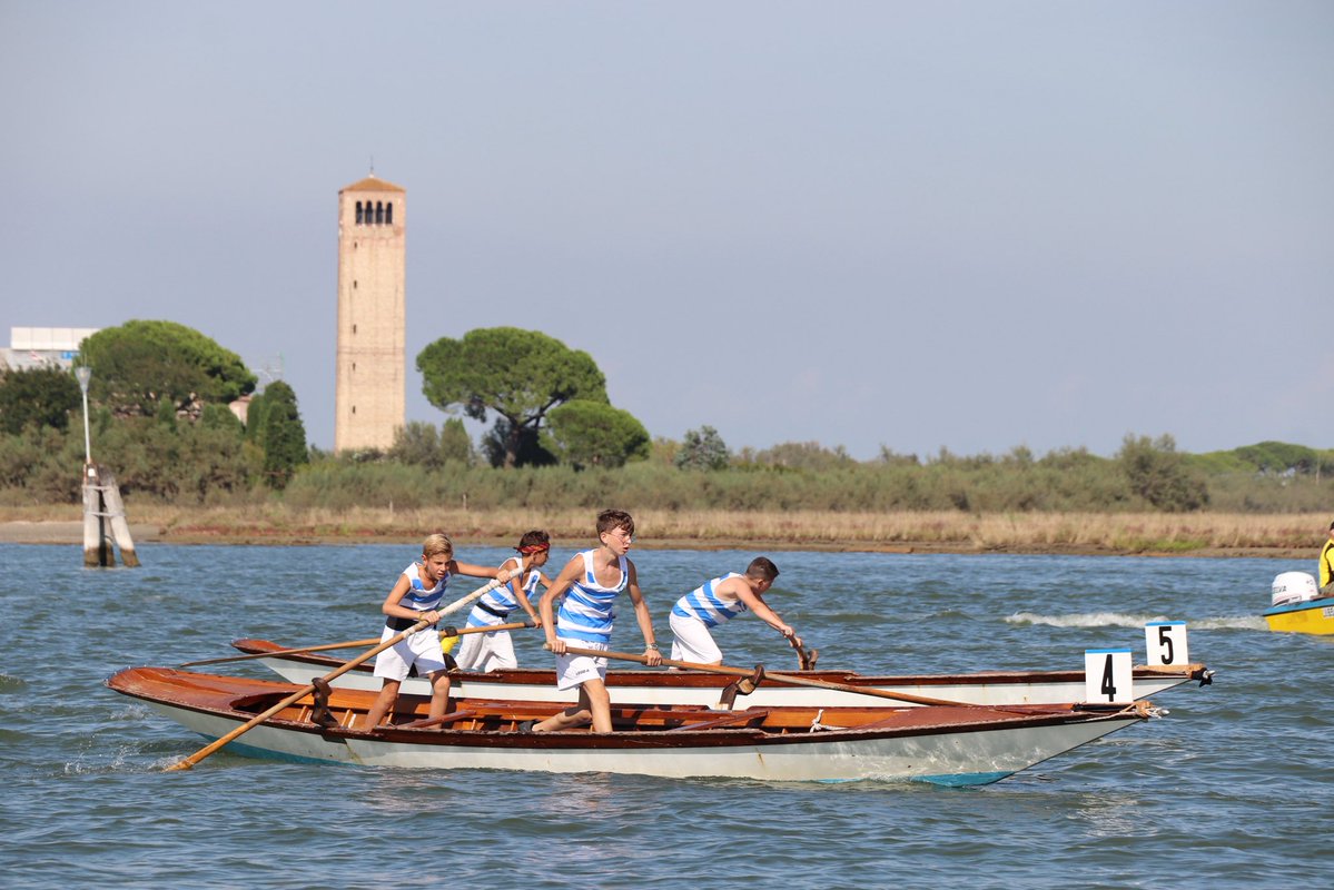 comunevenezia's tweet photo. 🔸Dalle Schie ai gondolini, una giornata di grandi sfide che ha messo in luce l'impegno dei campioni della voga e i tanti giovani protagonisti che si stanno affermando nelle diverse categorie. https://t.co/OF6emUdpCq