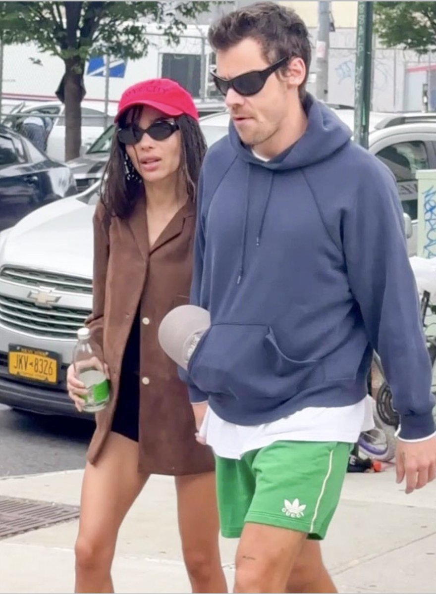 tastebvck's tweet photo. zoë’s outfit is so cunt omfg https://t.co/eAzPoToHeS