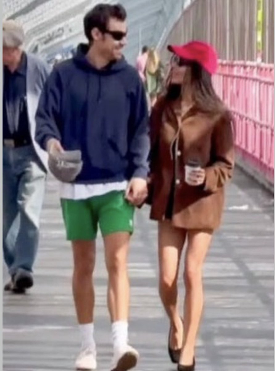 tastebvck's tweet photo. zoë’s outfit is so cunt omfg https://t.co/eAzPoToHeS