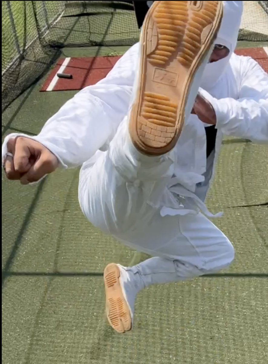 MexiNinjaBoi's tweet photo. A Shiro Ninja throwing his highest kicks at the camera to practice for his Ninja fam and tabi lover peeps.๐ฆถ๐ฅท๐ฝ๐๐ฅ
-
#ninja #whiteninja #kicks #flex #flexibility #tabiboots #kungfu #tabi #ninjatabi #whitetabi #white #martialarts #martialartist https://t.co/sR35DxlbTp