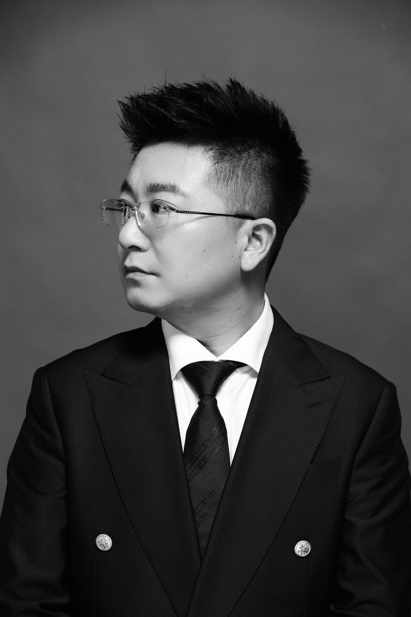 LCkytz's tweet photo. 人们严重低估贫穷对精神的摧毁。

很多人会说，穷就努力行动。但物质匮乏下行动力低下，并非天性懒散，而是长期的心智资源被生存琐事持续消耗。
每一次比价、取舍、权衡，都在透支心力。贫穷会限制机会，挤压个人时间，甚至撕裂关系。它不是单纯缺钱，而是全方位消耗你的精神，让人很难挣脱当下的处境 https://t.co/wW7LzPzniR