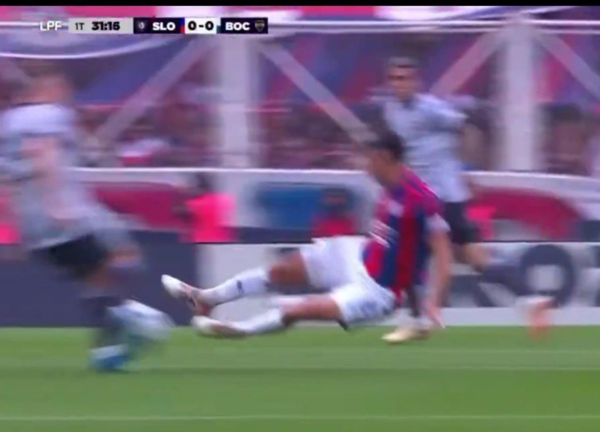 francoff92's tweet photo. El tipo hace un foul que, por supuesto, Arasa no cobra y en la misma jugada va y mete un planchazo con las 2 piernas. No es el burro mas grande que vi en mi vida solamente porque después hubo otros más burros que se pusieron a discutir la roja. https://t.co/uCXpCNGV4h