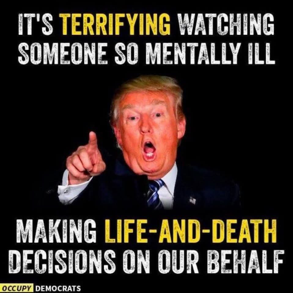 GJChevalier's tweet photo. Trente psychiatres américains de premier plan et experts en santé mentale ont signé une déclaration dans laquelle ils déclarent que le président Donald #Trump est mentalement inapte à exercer ses fonctions, avertissant que son pouvoir exclusif sur les armes nucléaires américaines représente un danger pour le monde entier.
Selon les médecins, le comportement de Trump au cours de la dernière année a démontré « des signes objectivement observables de graves problèmes de santé ».
Ils ont notamment souligné :
- une diminution significative des fonctions cognitives,
- des épisodes de somnolence évidente lors de discours publics importants,
- un jugement et un contrôle des impulsions gravement altérés,
- une perte de maîtrise de soi,
- et des convictions grandioses ou délirantes, notamment des affirmations de son infaillibilité et des images le représentant comme une figure avec une « mission divine ».
Les médecins affirment que Trump représente désormais « un danger clair et immédiat » et appellent à des mesures urgentes pour le destituer de ses fonctions.
« À notre avis professionnel, Donald J. Trump est mentalement inapte à être président des États-Unis », indique la déclaration.
La lettre fait référence au 25e amendement de la Constitution américaine, qui permet au vice-président et au cabinet ministériel de déclarer le président incapable d'exercer ses fonctions.
L'un des signataires, le Dr Henry David Abraham de la faculté de médecine de l'Université Tufts, a averti du « cumul de symptômes psychiatriques chez une personne détenant le pouvoir exclusif de lancer des armes nucléaires ».
Il a cité un message de Trump sur Truth Social daté du 7 avril 2026 concernant l'Iran, dans lequel Trump écrivait :
« Une civilisation entière périra ce soir, et ne pourra plus jamais être reconstruite. »
Selon les médecins, les signes d'alerte comprennent :
- une mégalomanie débridée,
- une paranoïa,
- une impulsivité,
- une vindicte,
- une colère incontrôlable,
- et un sentiment d'omnipotence chez une personne ayant un contrôle illimité sur les armes nucléaires.
Le psychiatre Bendi Lee, une autre signataire, a déclaré que la question dépassait désormais « la politique et concernait la survie même de l'humanité ».
La déclaration a été déposée auprès du registre du Congrès américain par les sénateurs démocrates Sheldon Whitehouse et Jack Reed.
Les médecins ont souligné que leur déclaration est « médicale, et non politique », et qu'elle comprend des professionnels ayant des opinions conservatrices et libérales.
Source : The BMJ (British Medical Journal)