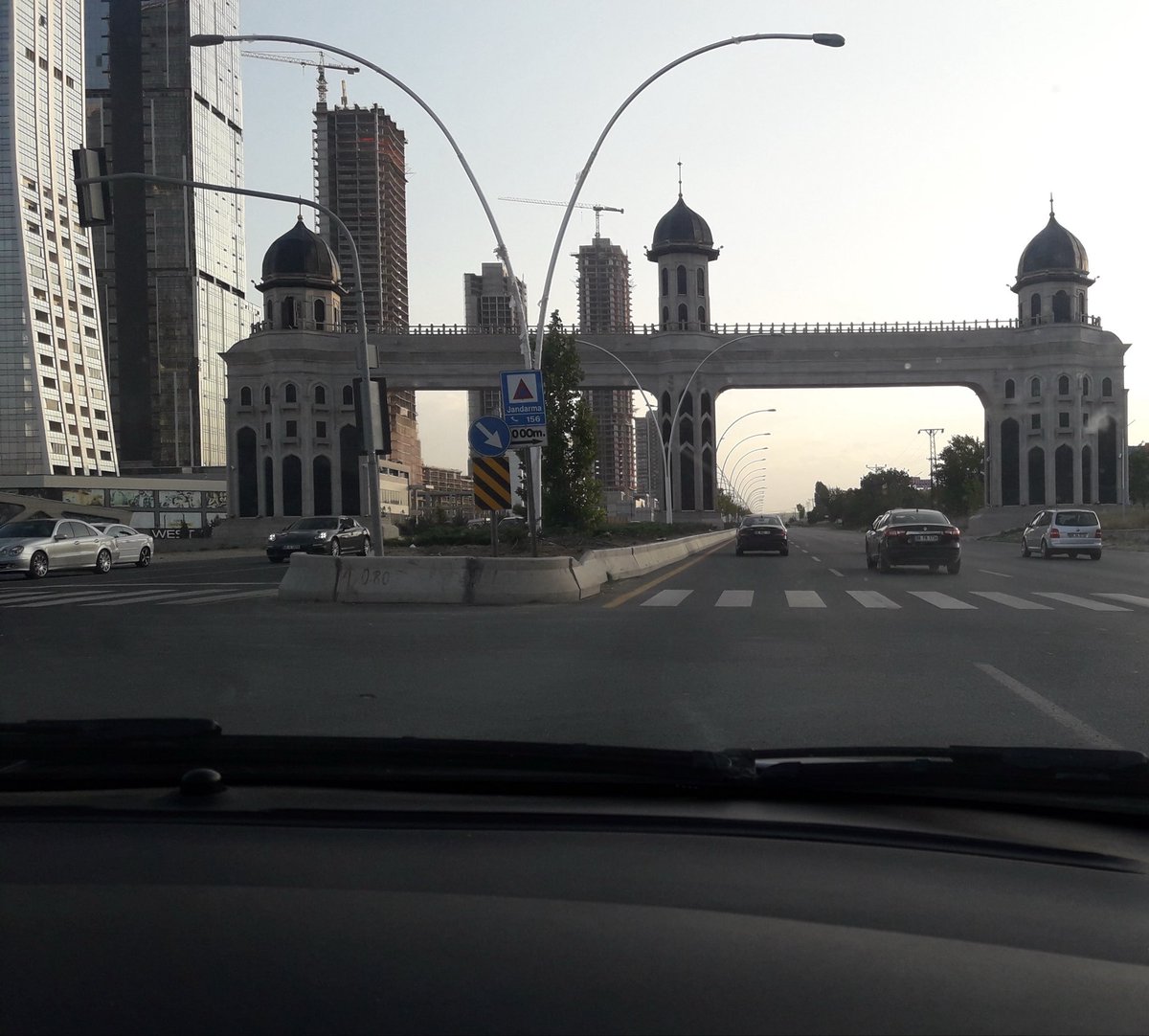 Kairo0133's tweet photo. Geçen hafta trafikte önümdeki araç aniden şerit değiştirince frene basıp korna çaldım.

Bir sonraki ışıkta önüme kırıp yolu kapattı. Arabadan inen adam camıma vurarak:

“İn aşağı, şimdi sana korna çalmayı göstereceğim,” diye bağırmaya başladı.

Kapıyı açmadım. Çevredeki insanlar dönüp bakıyor ama kimse yaklaşmaya cesaret edemiyordu.