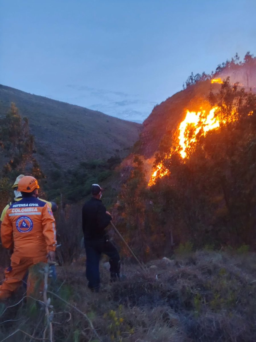 DefensaCivilCo's tweet photo. #Boyacá/Desde ayer, +60 integrantes de la @DefensaCivilCo trabajan sin descanso controlando el incendio forestal en #VillaDeLeyva.
Operamos con 2 Brigadas Forestales, 1 Ambulancia, 1 Comando de Incidentes y 3 Vehículos Rápidos junto al #SNGRD. https://t.co/dQ5cOol2eu