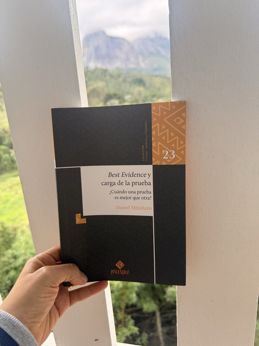 macavaro17's tweet photo. Acabo de terminar de leer de “Best Evidence y carga de la prueba. ¿Cuándo una prueba es mejor que otra” de Daniel Mitidiero, traducido al castellano por Ana Rodríguez y publicado por Palestra. 

Es un libro que debe estar en la biblioteca de todos los interesados en temas probatorios. Daniel escribe de una manera envidiable, fácil y clara. El libro permite conocer el desarrollo histórico de la tradición racionalista de la prueba, del common law al civil law. Es ideal para los estudiantes que quieren empaparse de estos temas y conocer más sobre sus orígenes y sus presupuestos principales. Y hay una propuesta muy novedosa, digna de debatir muy seriamente para la mejora de nuestras instituciones y prácticas probatorias. 

No se lo pierdan. 

Siempre fue relevante, pero en la época de la IA no podemos dejar de leer. Debemos cuidar nuestra independencia cognitiva y no podemos caer en la rendición cognitiva.