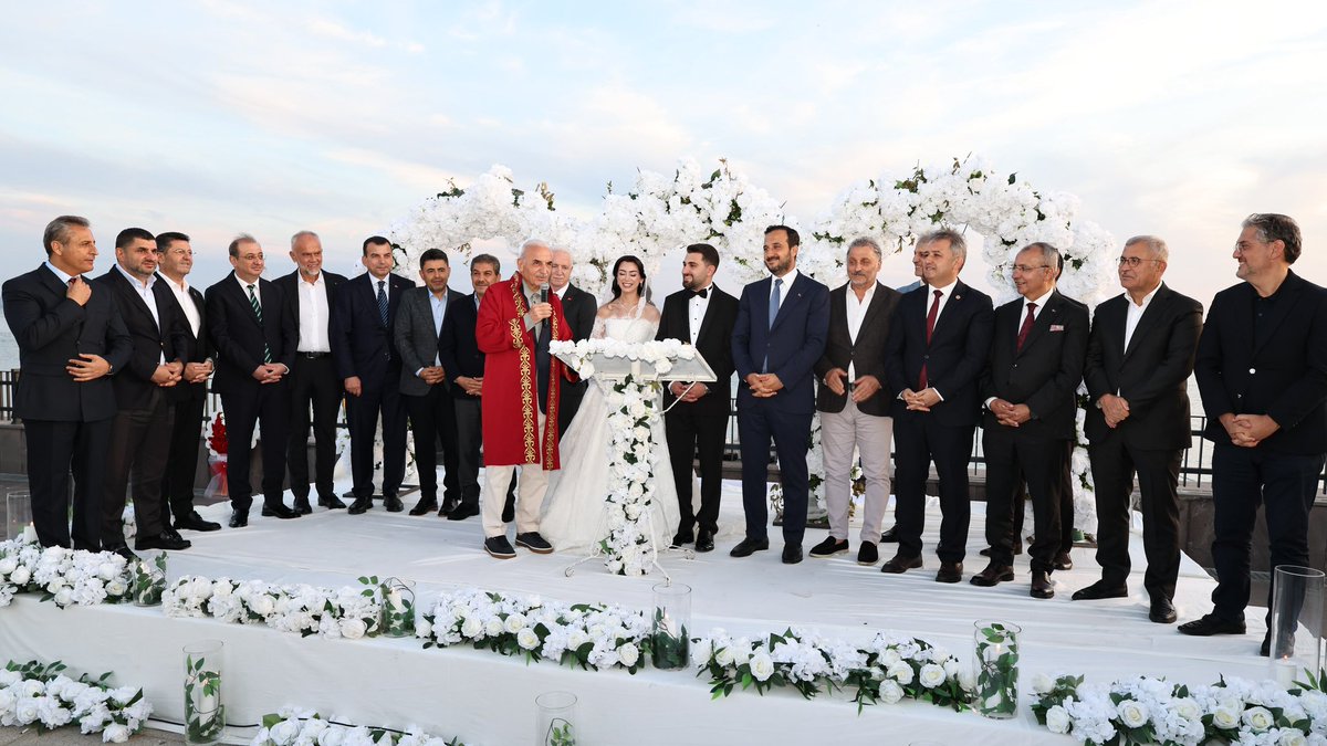 yahyacelik_'s tweet photo. AK Parti Kadıköy İlçe Başkanımız Sayın @orhan_kahya’nın kıymetli oğlu Mustafa ile Esra’nın nikâh merasimlerine katılarak mutluluklarına ortak olduk.

Genç çiftimize bir ömür boyu sağlık, huzur ve mutluluk diliyor; Kahya ve Işık ailelerini gönülden tebrik ediyorum.

Rabbim iki cihan saadeti nasip etsin.