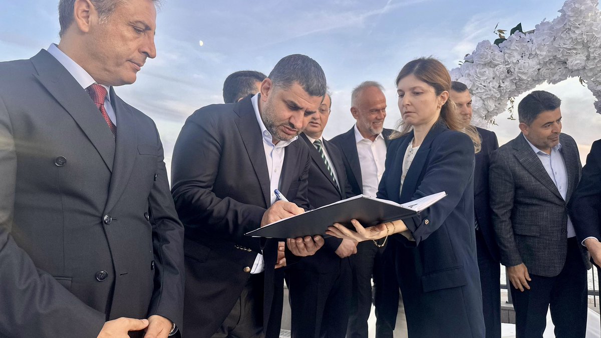 yahyacelik_'s tweet photo. AK Parti Kadıköy İlçe Başkanımız Sayın @orhan_kahya’nın kıymetli oğlu Mustafa ile Esra’nın nikâh merasimlerine katılarak mutluluklarına ortak olduk.

Genç çiftimize bir ömür boyu sağlık, huzur ve mutluluk diliyor; Kahya ve Işık ailelerini gönülden tebrik ediyorum.

Rabbim iki cihan saadeti nasip etsin.