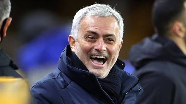 PSGINT_'s tweet photo. José Mourinho claimed he was sent off during Benfica's match against Real Madrid because he accused the referee of having a directive protecting certain Madrid players from yellow cards to prevent suspensions for the second leg. 

He remarked that with his extensive touchline experience and past tenure managing Real Madrid, he knew "how things work over there"

and now a few months later he is trying to act like the referees are against madrid and not for them 😂