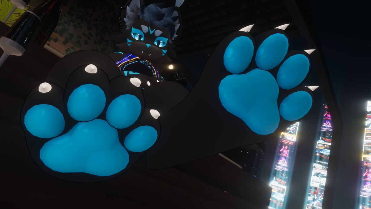 SlyfoxxxAD's tweet photo. My paws are big and soft PayPal me 20 dollars

#mayu #furry #paws https://t.co/0rp9QiKRpI