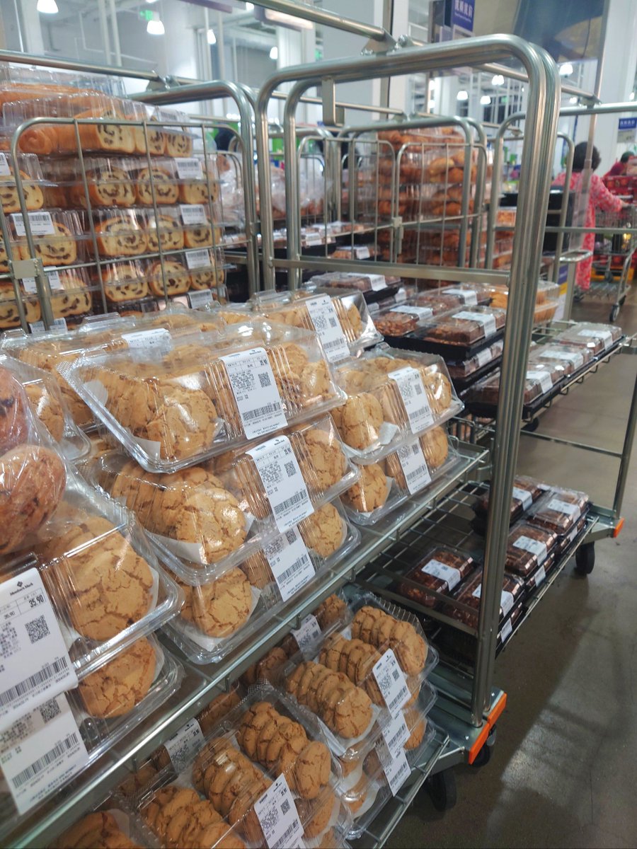 astrt794959's tweet photo. Just restocked our snack shelf with new matcha cookies u0026 cold brew coffee! Swing by for your midday pick-me-up today. https://t.co/cjHlv553yP