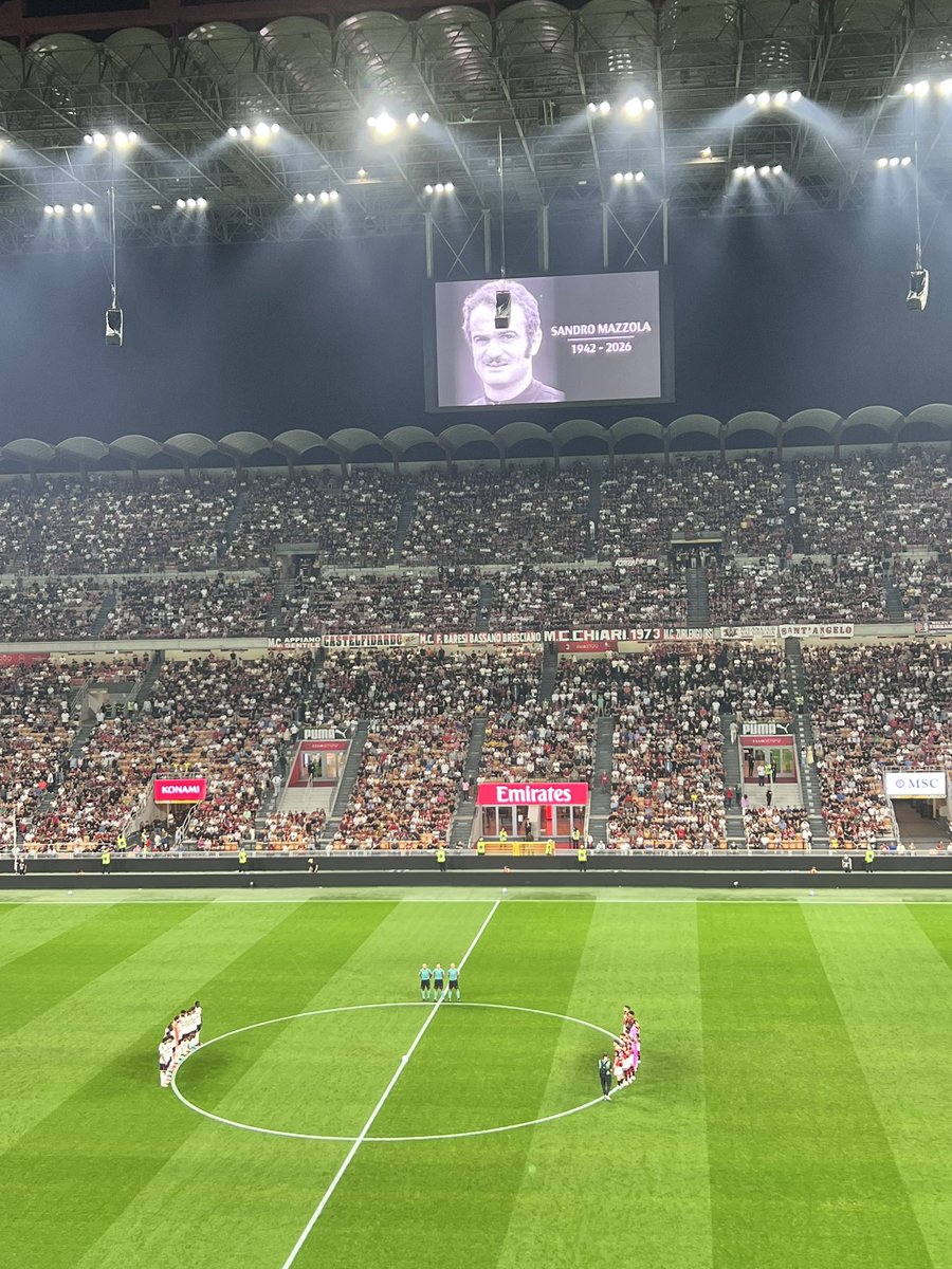 franvanni's tweet photo. Il bellissimo messaggio dello speaker Lanzoni, il silenzio totale durante il minuto di raccoglimento, poi gli applausi da tutto lo stadio, anche dalla curva. Così il pubblico rossonero, nel giorno dei 100 anni di San Siro, ha ricordato Sandro Mazzola. Chapeau 🎩 https://t.co/NkCr45iaQv