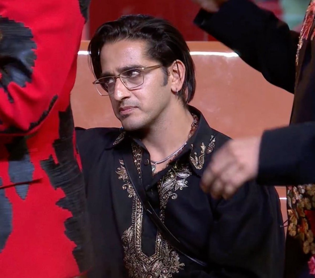 BiggBossDude's tweet photo. fyi. bully gang made fun of his issue many times, and today they acted as if they were treating him differently due to his condition.

agar itni chinta thi toh unko defame karne ki koshish kyu kiya poore hafte ganji chudail + lollipop mudde ko lekar?

#BiggBoss20 • #QaziTouqeer https://t.co/zA7eZktjeK