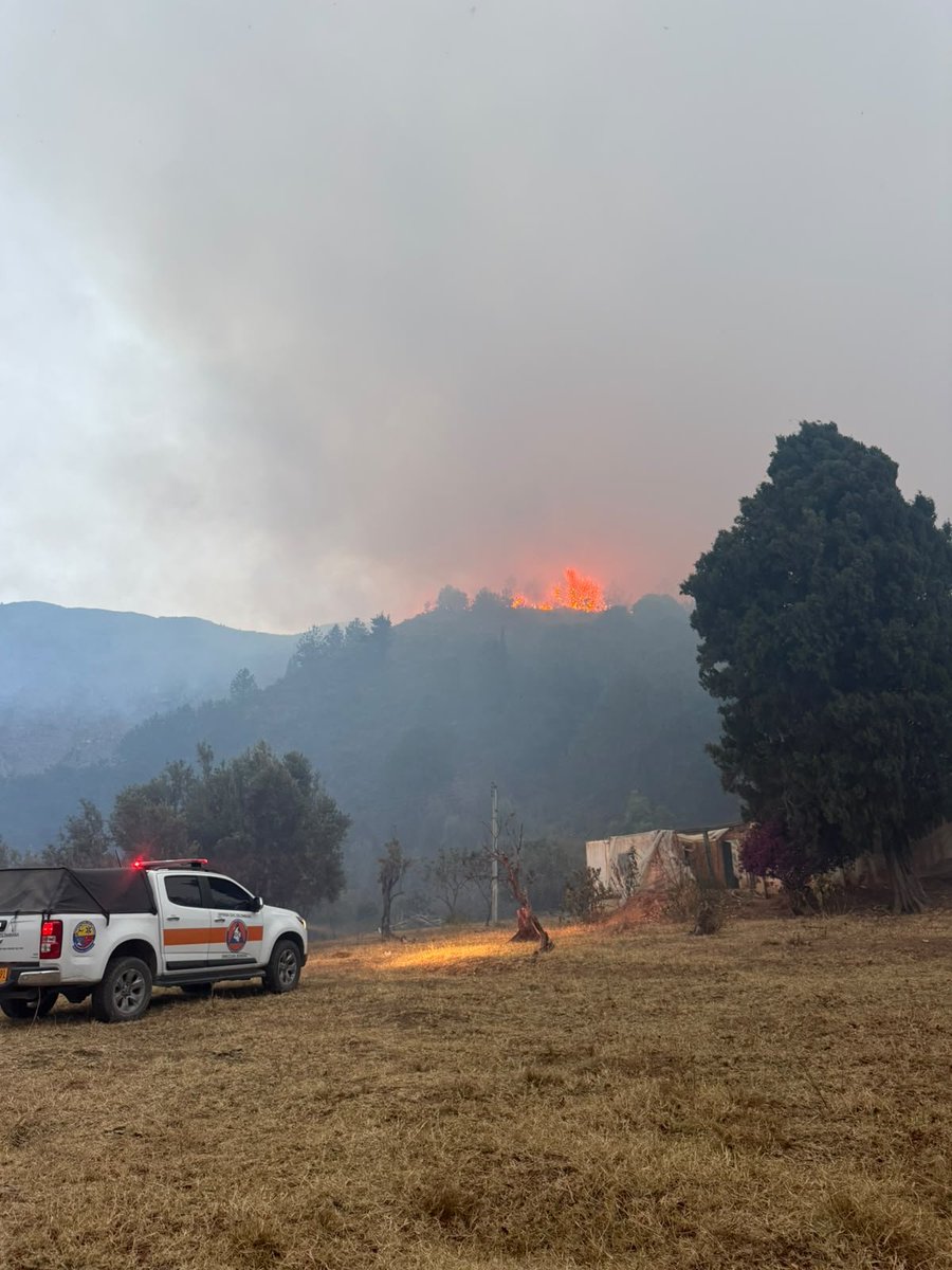 DefensaCivilCo's tweet photo. #Boyacá/Desde ayer, +60 integrantes de la @DefensaCivilCo trabajan sin descanso controlando el incendio forestal en #VillaDeLeyva.
Operamos con 2 Brigadas Forestales, 1 Ambulancia, 1 Comando de Incidentes y 3 Vehículos Rápidos junto al #SNGRD. https://t.co/dQ5cOol2eu