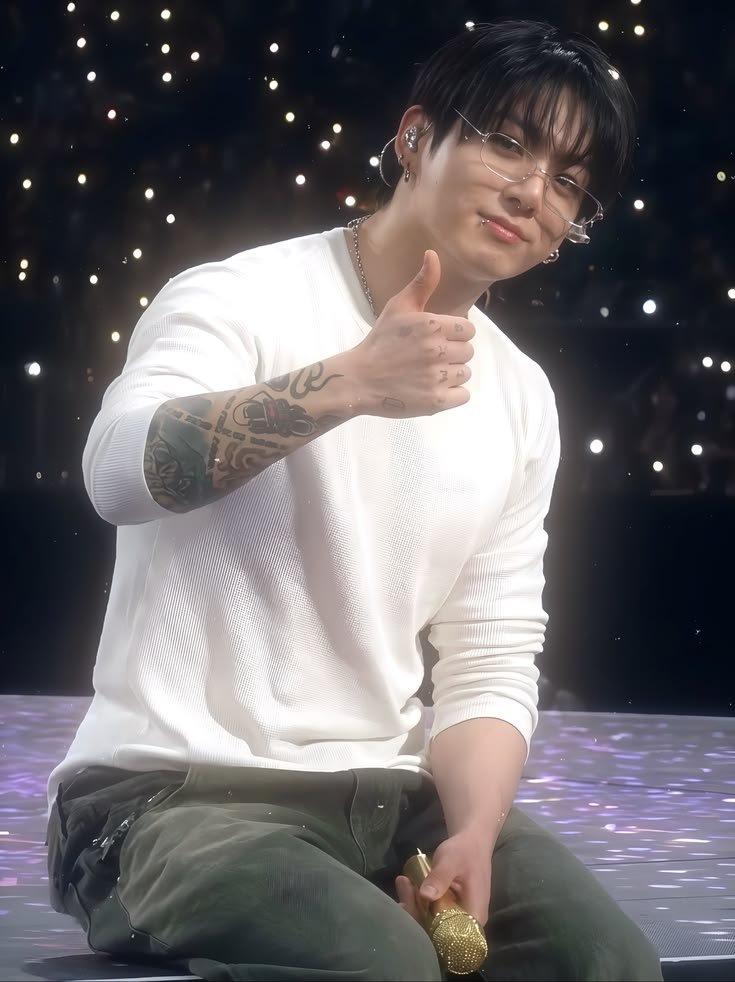 jungkookmoonn's tweet photo. ngl this is one of Jungkook’s best looks this tour https://t.co/cj6NRxenBx