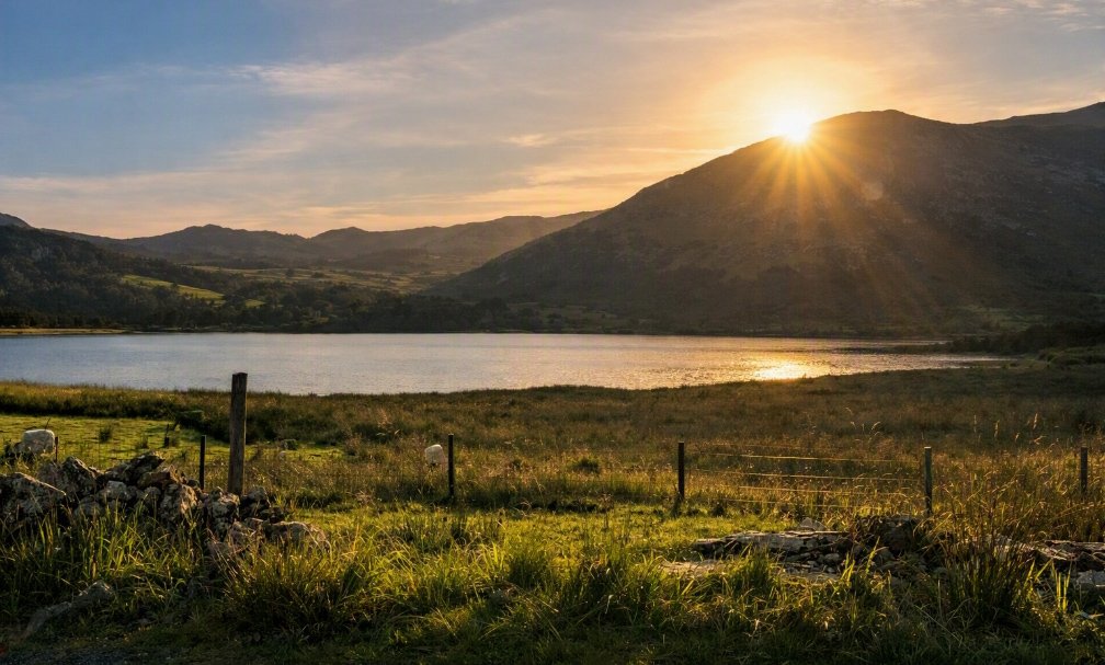 GarethJonesCWL's tweet photo. There’s something completely magic about watching the sun dip behind the peaks, catching that final, blinding burst of golden light right over the ridge. 
@googlepixel 
@visitwales 
@bbccountryfile
               https://t.co/KMdTBG95xI https://t.co/t0tNjBkTYP