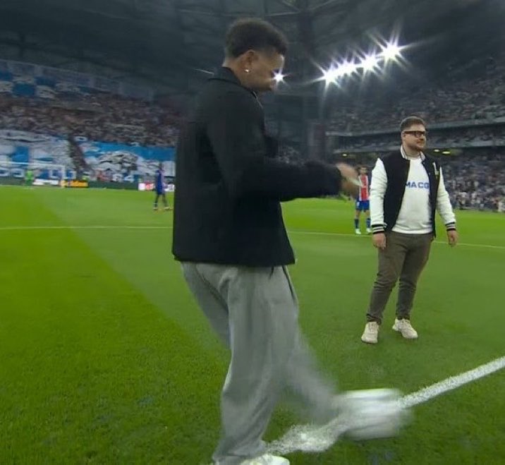 lnstantFoot's tweet photo. Dimitri Payet a donné le coup d’envoi fictif de ce Classique entre l’OM et le PSG ! 💙🤍⚡️💙❤️

Rentrons, il pleut 🥲 https://t.co/HUrvAIuMCW