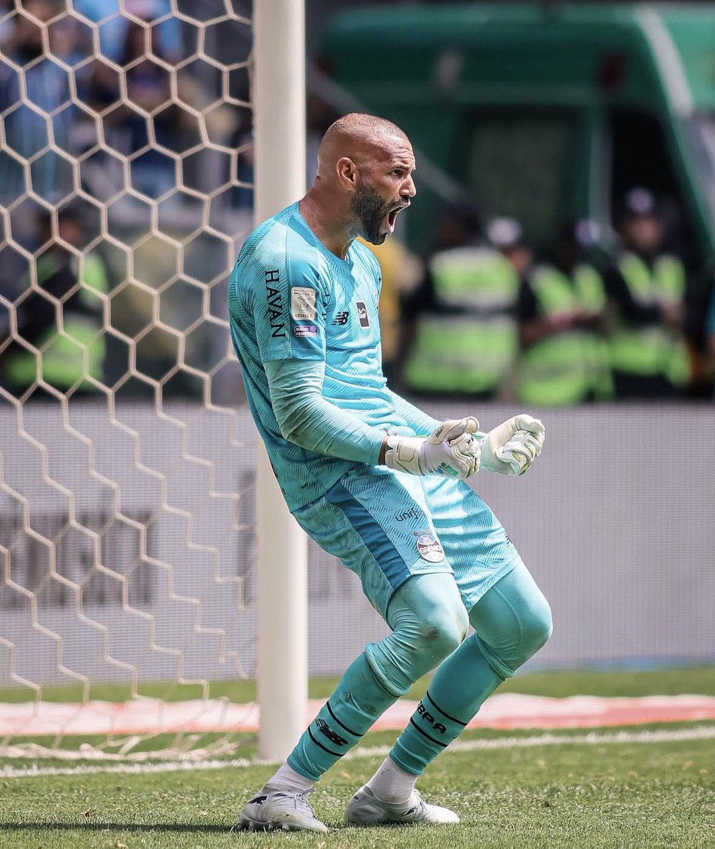 Gremistao1903's tweet photo. 🚨ATENÇÃO! 

Simplesmente a atuação mais impressionante de um goleiro do GRÊMIO dentro da ARENA! 

WEVERTON 🇪🇪🧤🧤 https://t.co/Fvew2q9ztA