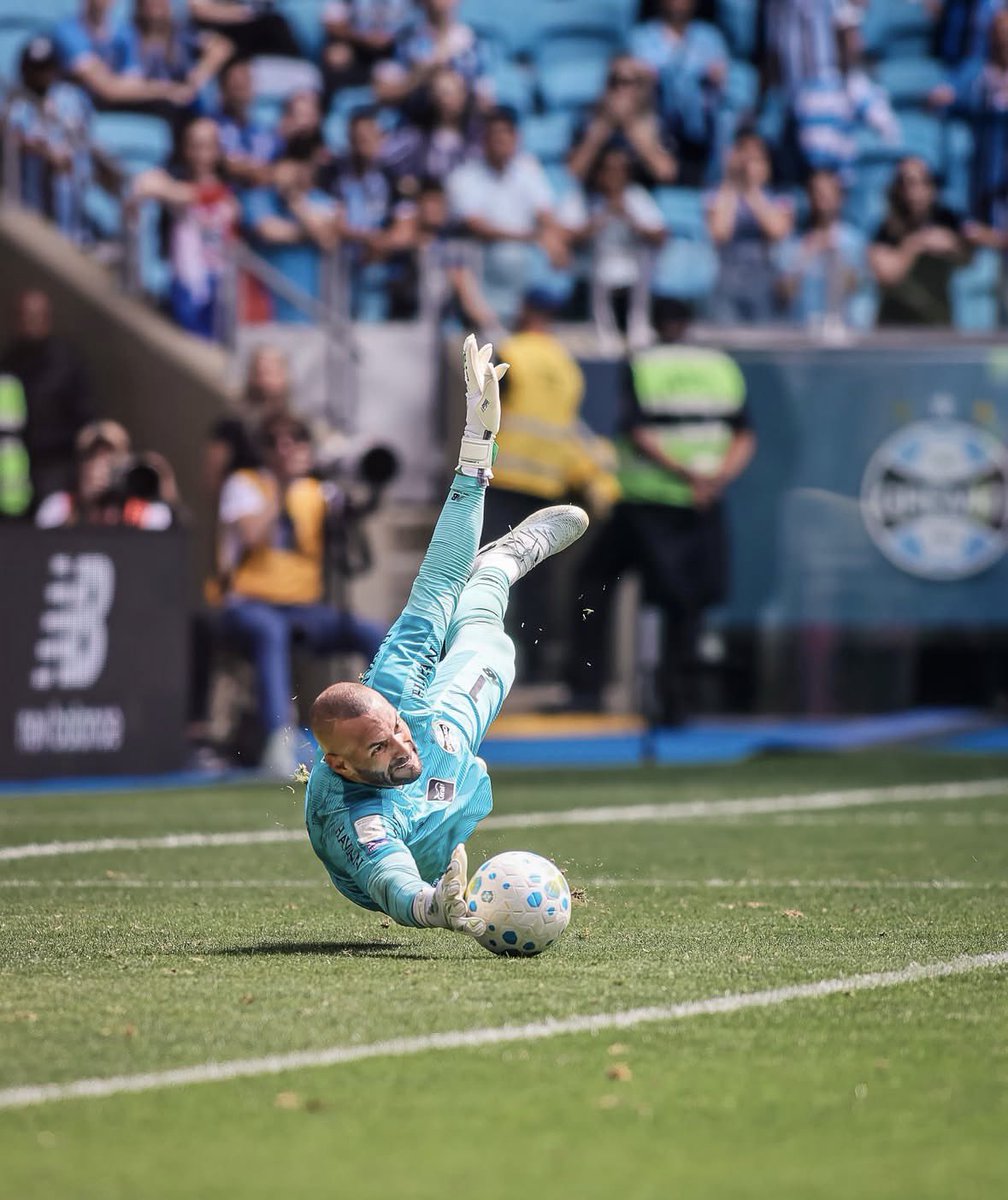 Gremistao1903's tweet photo. 🚨ATENÇÃO! 

Simplesmente a atuação mais impressionante de um goleiro do GRÊMIO dentro da ARENA! 

WEVERTON 🇪🇪🧤🧤 https://t.co/Fvew2q9ztA